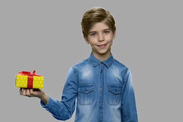 Aranyos gyermek fiú portré pózol ajándék doboz. — Stock Fotó