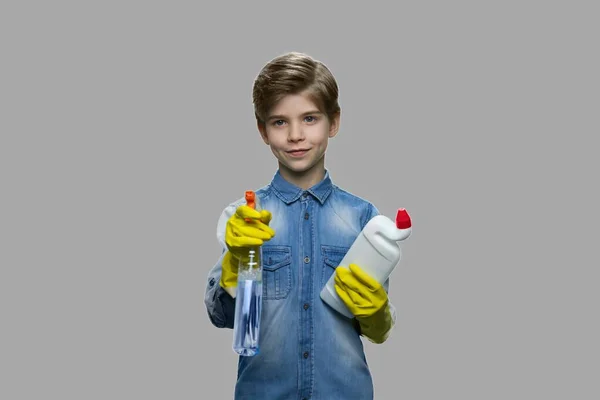 Lindo chico sosteniendo suministros de limpieza. —  Fotos de Stock