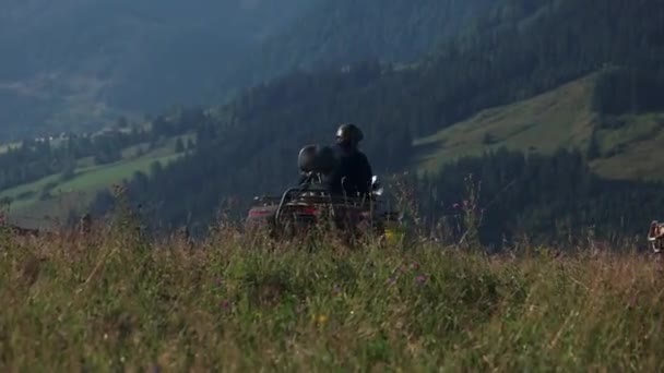 Ο άνθρωπος οδήγηση quad ποδήλατο στο βουνό του καλοκαιριού. — Αρχείο Βίντεο