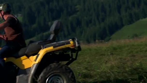 Mannen rijden op quad bikes in de bergen. — Stockvideo