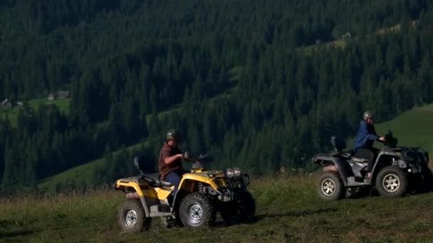 Paisaje de montaña con hombres montados en quads. — Vídeo de stock