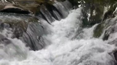 Taşların üzerinde güçlü bir su akışı..