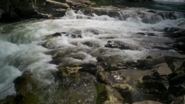 Yazın dağda nehir.