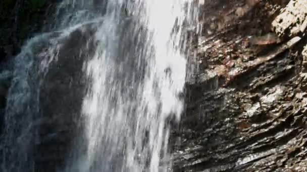 Cascata di montagna sulle rocce in una giornata di sole. — Video Stock