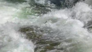 Dağ nehri akıntısı yaklaşıyor..