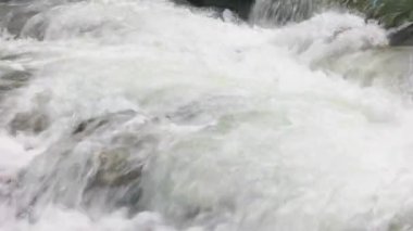 Taşların üzerinde güçlü bir su akışı var..