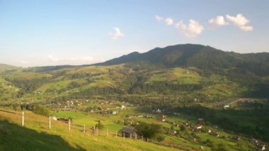 Güneşli bir günde Karpatlar 'ın panoramik manzarası.