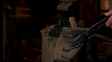 Demirhanede çalışan demirci..