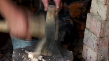 Kapalı mekanda odun kesen adamlara yaklaş..