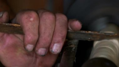 Marangoz ellerini torna tezgahına koy..