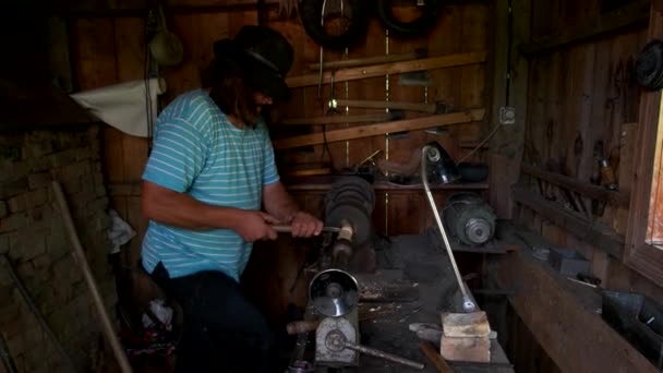 Turner pracuje na soustruhu poháněném nohou. — Stock video