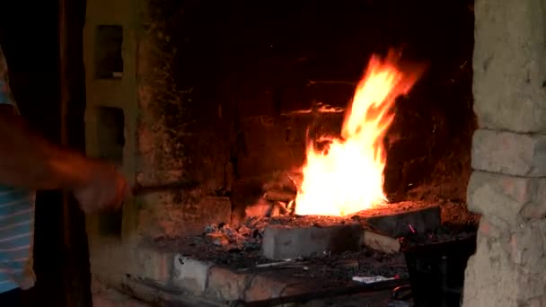 Schmied bei der Arbeit am Kamin. — Stockvideo