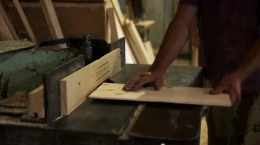 Marangozluk atölyesinde çalışan marangoz..