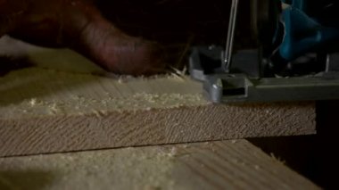 Marangozun elleri ahşabı düzleştiriyor. Yaklaş..