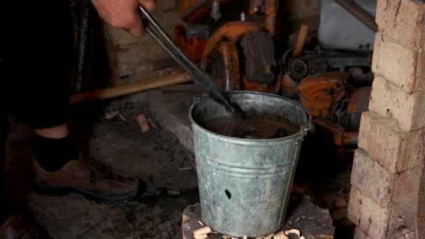 Herrero haciendo herradura en taller. — Vídeos de Stock