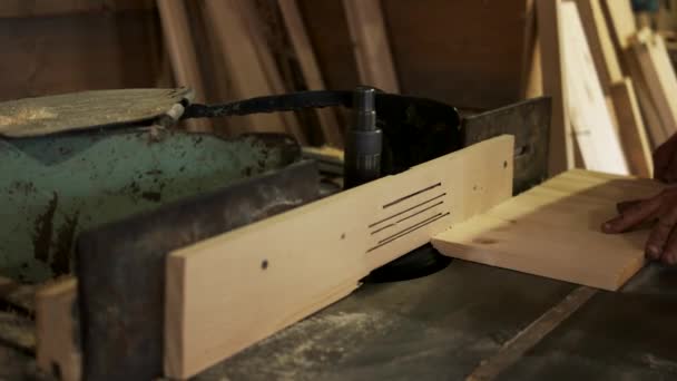 Carpintero trabajando con madera en su taller. — Vídeo de stock