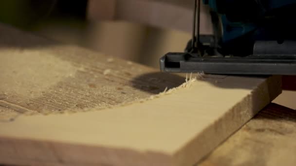 Manos de carpintero moliendo madera con una máquina de moler. — Vídeo de stock