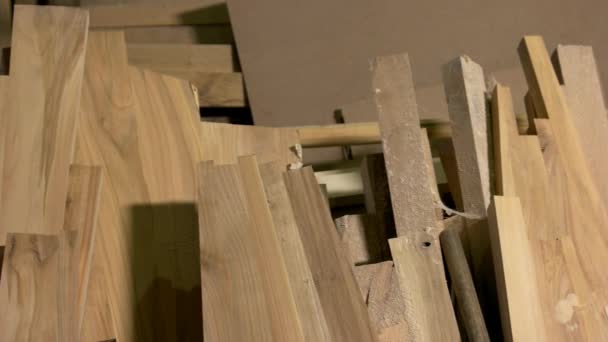 Zbliżenie desek z drewna w stolarni. — Wideo stockowe