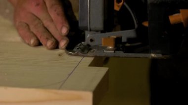 Elektrikli öğütme makinesiyle ahşap yüzeyi parlatan adam..