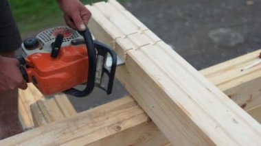 Marangoz elektrikli testereyle odun kesiyor..