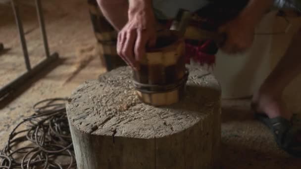 Плотник работает с молотком в мастерской. — стоковое видео