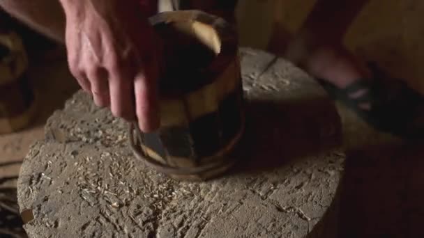 Processus de fabrication de tasses en bois. — Video