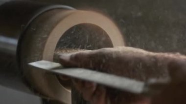 Marangozun elleri oyma ekipmanlarıyla çalışıyor..