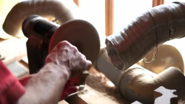 Close-up de carpinteiros mão trabalhando com máquina de lixar. — Vídeo de Stock
