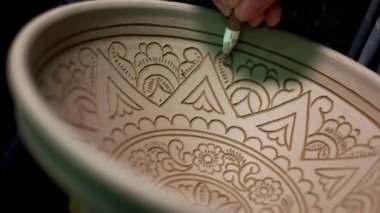 Potter boyayla süsleme kabı.