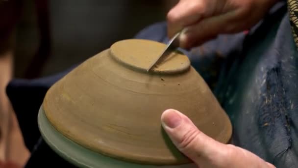 Potter trabalhando na oficina de cerâmica. — Vídeo de Stock