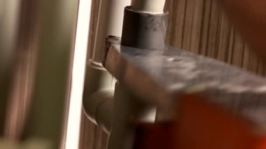 Tesisatçı plastik boruları birleştiriyor..