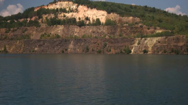 Lago nella cava in una giornata estiva. — Video Stock