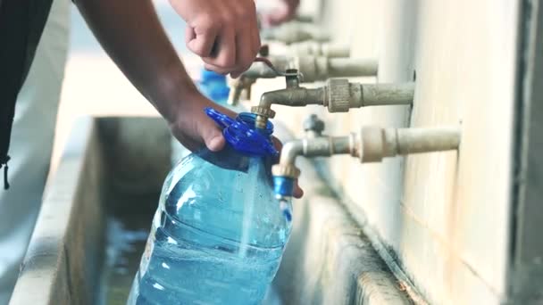 Robinet à ouverture manuelle avec eau potable. — Video