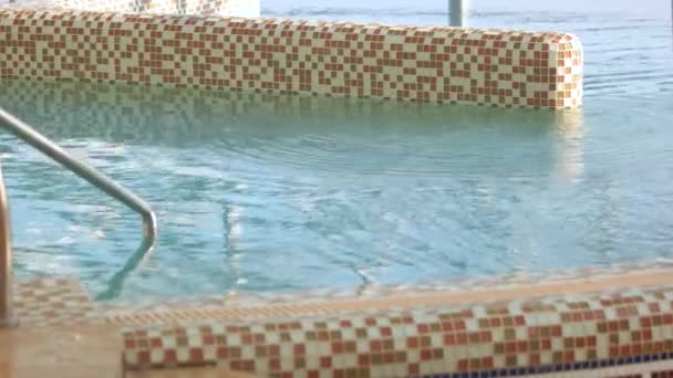 Piscina de agua termal en balneario al aire libre. — Vídeos de Stock