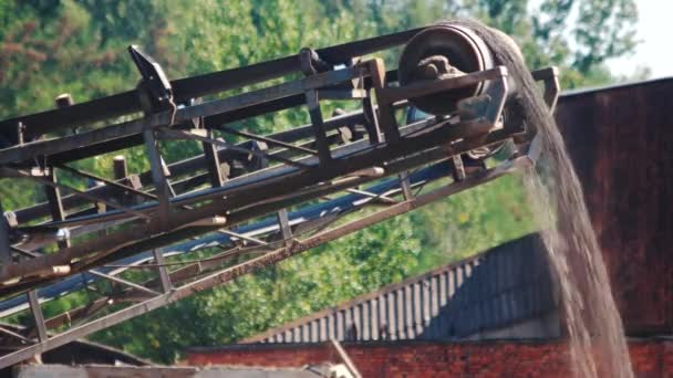 Conveyor di lokasi di lubang kerikil. — Stok Video