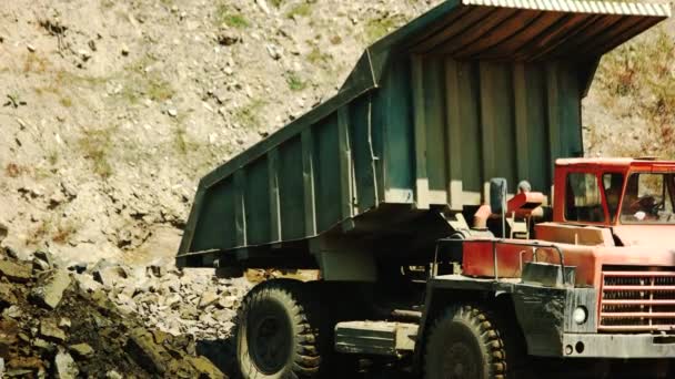 Tung stor stenbrott dump lastbil. — Stockvideo