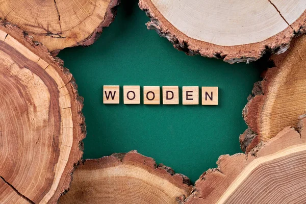 La palabra madera hecha de cubos. — Foto de Stock