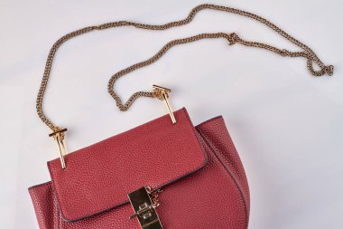 Yakın plan kırmızı çanta..