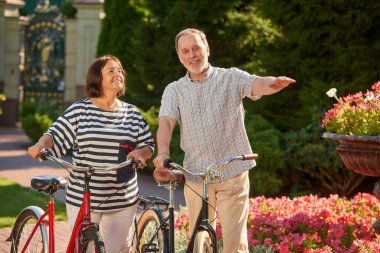 Bisikletli mutlu yaşlı çift.