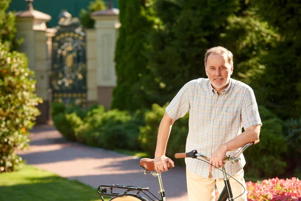 Portret van een oude blanke man met fiets. — Stockfoto