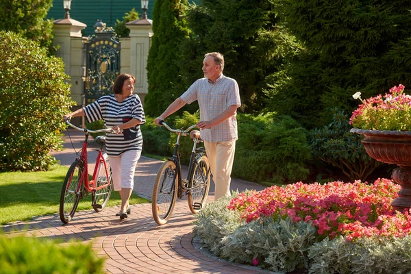 Gepensioneerd koppel met fietsen. — Stockfoto