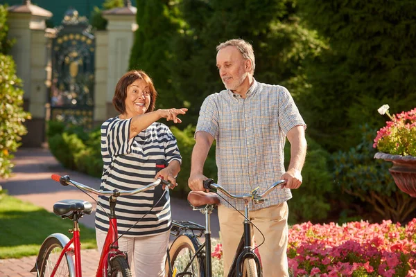 Gelukkig volwassen getrouwd stel met fietsen. — Stockfoto