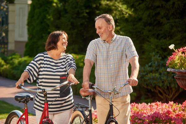 Glada kärleksfulla par med cyklar. — Stockfoto