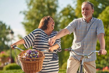 Bisikletli mutlu yaşlı çift.