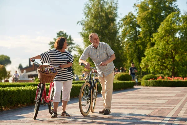Bisikletli yaşlı çift..