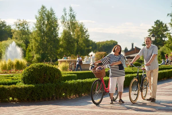 Senior homme et femme avec des vélos à l'extérieur. — Photo