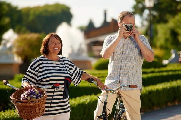 Gepensioneerde senior toeristen met fotocamera. — Stockfoto