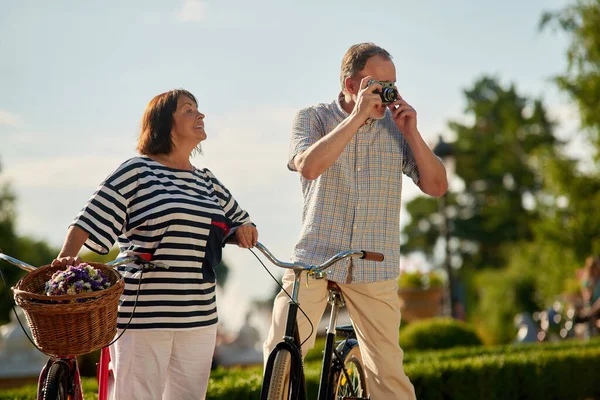 Зрелые туристы с велосипедами. — стоковое фото