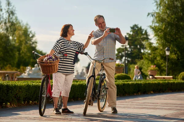 Couple retraité parcourt le monde avec des vélos. — Photo