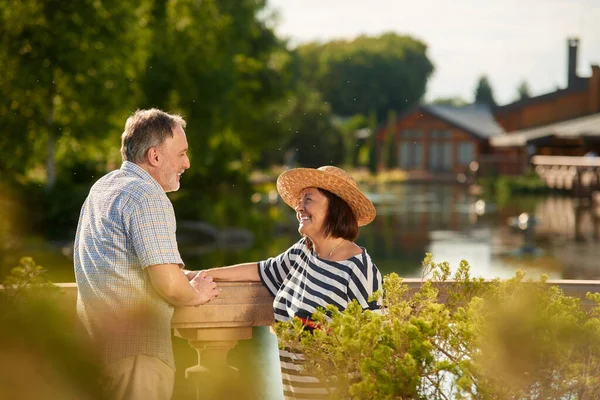 Lächelnd liebevolles reifes Paar schaut einander an. — Stockfoto